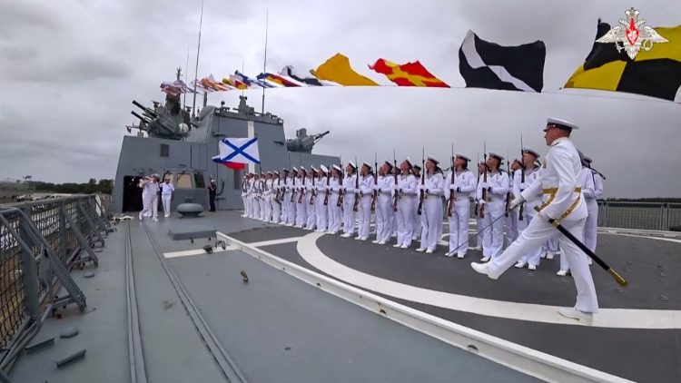 Das Bild aus einem vom russischen Verteidigungsministerium veröffentlichten Video zeigt die Ankunft der russischen Fregatte Admiral Gorschkow in Richards Bay, Südafrika - vor den gemeinsamen Seeübungen mit Südafrika und China.