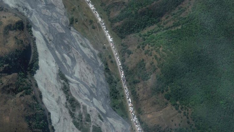 Satellitenfoto (Archiv) an der georgisch-russischen Grenze im September 2022. Kilometerlange Staus bildeten sich, als wehrpflichtige Männer aus Russland ausreisen wollten.