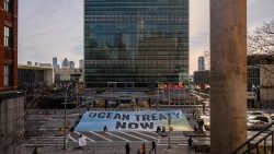 Aktivisti Greenpeacea prosvjeduju ispred sjedišta UN-a tijekom pregovora o Ugovoru o zaštiti otvorenog mora u New Yorku, 27. veljače 2023.