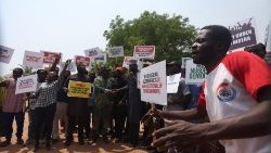 नाइजेरिया में मतदान पर लोगों का प्रदर्शन 