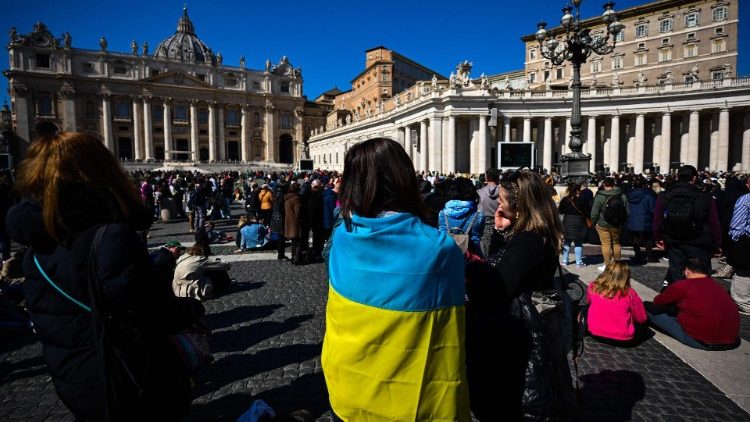 Bandeiras ucranianas na Praça São Pedro durante o Angelus do Papa - Foto arquivo
