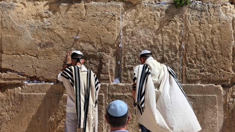 Des hommes juifs en prière au mur des Lamentations, à Jérusalem, le 17 mars 2023. 