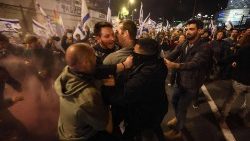 टेल अवीव में इजरायल की दक्षिणपंथी सरकार के खिलाफ विरोध प्रदर्शन