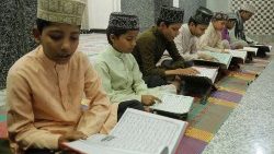 रमादान के अवसर पर कुरान का पाठ करते बच्चे, प्रतीकात्मक तस्वीर