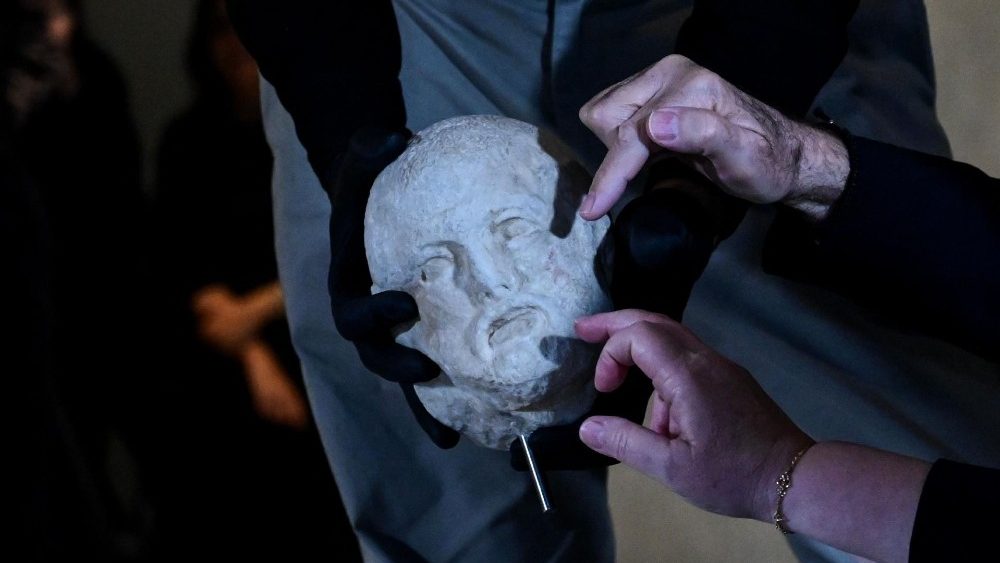 Fotogalerie z návratu a instalace fragmentů v aténském muzeu