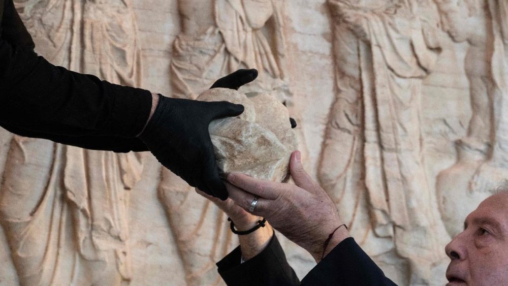 Fotogalerie z návratu a instalace fragmentů v aténském muzeu