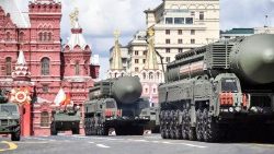 Расійскія стратэгічныя ракетныя комплексы праязджаюць па Чырвонай плошчы ў Маскве падчас ваеннага парада