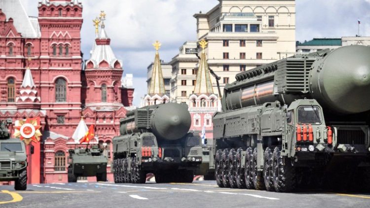 Parade mit ballistischen Raketen 2022 auf dem Roten Platz in Moskau