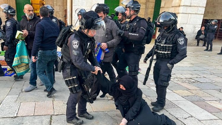 Auf dem Tempelberg ist es zwischen Muslimen in der Al-Aqsa-Moschee und der israelischen Polizei zu gewaltsamen Auseinandersetzungen gekommen
