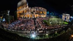 Via Crucis de la Colosseum (fotografie din arhivă)