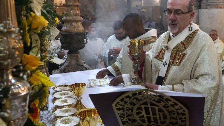 O Patriarca Latino de Jerusalém, dom Pizzaballa, celebrando a Missa de Páscoa (AFP or licensors)