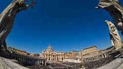 Vista panorâmica da Praça São Pedro na Missa de Páscoa de 2023 (AFP/Andreas Solaro)
