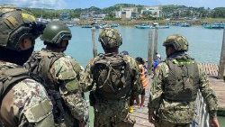 Militari di Quito presidiano un porto nel nord dell'Ecuador, vicino al confine con la Colombia - Foto d'archivio