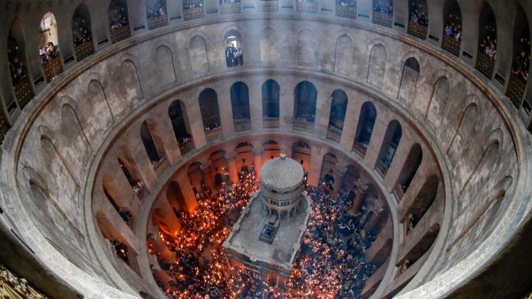 Orthodoxe Oster-Zeremonie in der Grabes- und Auferstehungskirche Jesu in Jerusalem