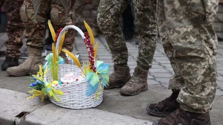 Ukrainian soldiers attend a church service on the eve of Orthodox Easter in the city of Sloviansk