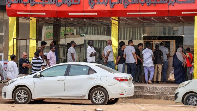 Menschen stehen in Khartum an einer Bäckerei Schlange