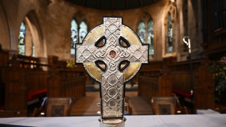 Un dono per Carlo III, gesto ecumenico nel centenario della Chiesa anglicana in Galles