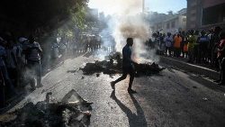 Uma violenta guerra está sendo travada no Haiti entre gangues rivais. “São todos contra todos”: diz a missionária Maddalena Boschetti