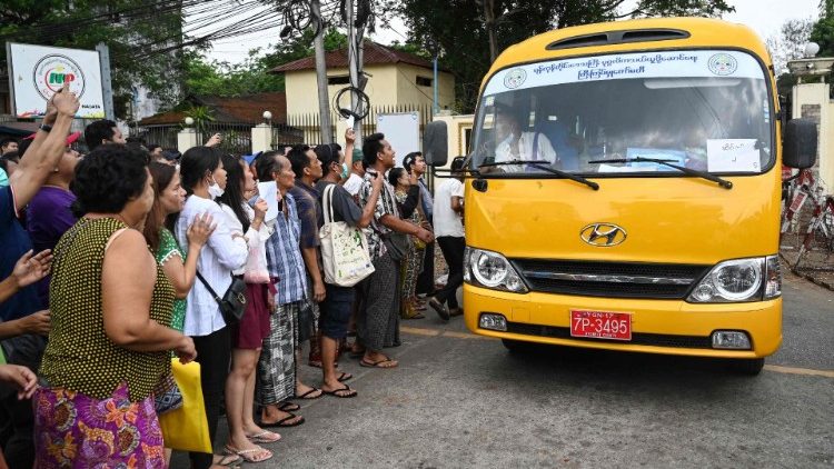 Angehörige von Häftlingen, die in den Genuß einer Amnestie kommen, am 3. Mai vor einem Gefängnis in Yangon