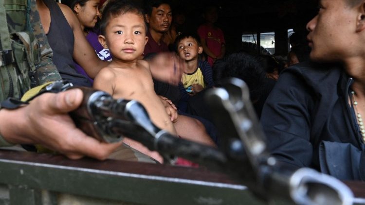 Die indische Armee evakuiert Menschen, die vor der ethnischen Gewalt im nordöstlichen indischen Bundesstaat Manipur geflohen sind, in eine Notunterkunft.