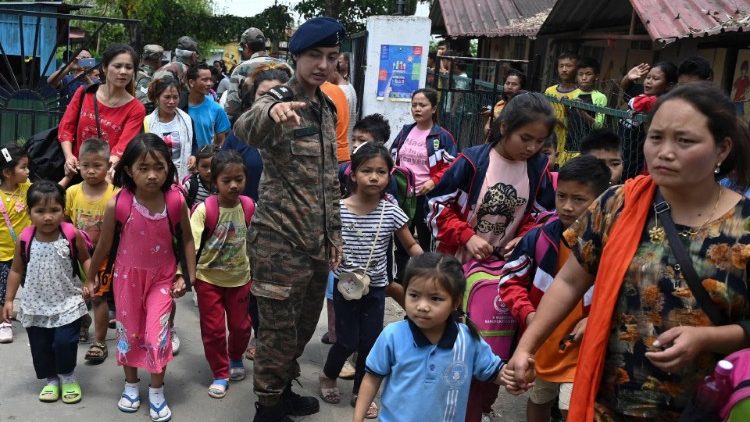 मणिपुर में सुरक्षित स्थान में जाने के लिए तैयार करती पुलिस 