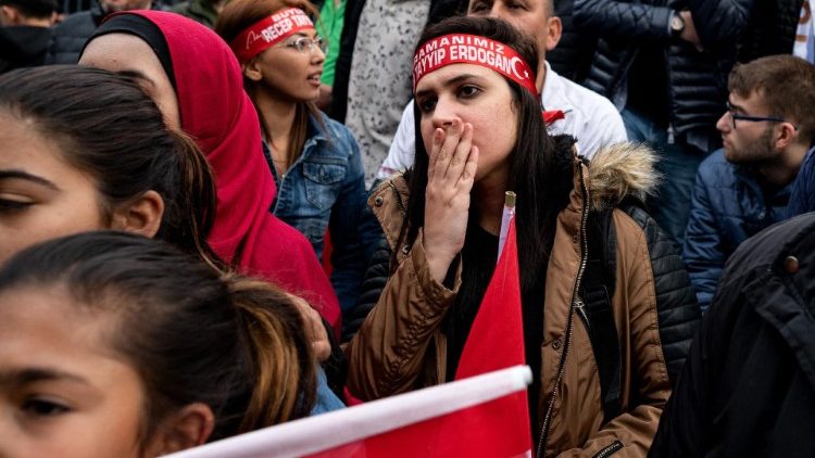 Gespannt schauen Türkische Wahlgänger auf den Ausgang der Ergebnisse