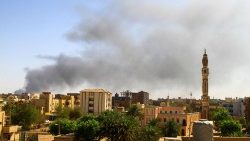 Rauchwolken über Khartoum am 15. Mai 2023, genau einen Monat nach dem Ausbruch der Gewalttätigkeiten