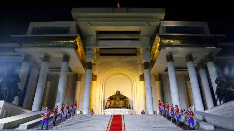 Ulánbátor: díszőrség Dzsingisz kán szobránál