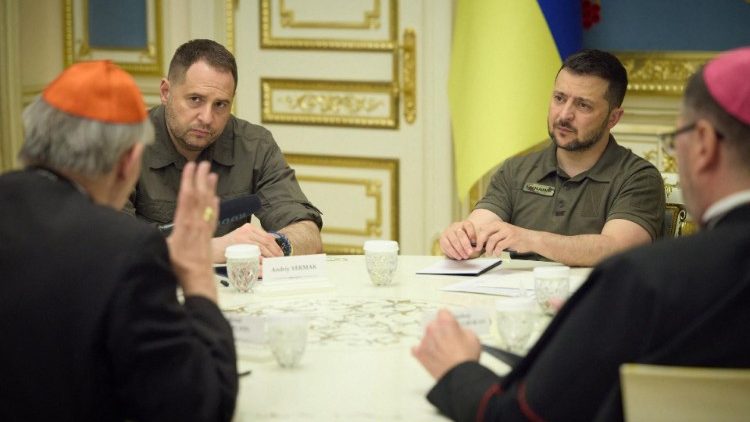 Zuppi bei seinem Gespräch mit dem ukrainischen Präsidenten Selenskij