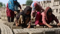 Afghanische Mädchen arbeiten in einer Ziegelfabrik