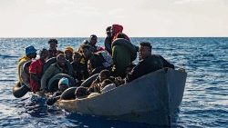 Migranti accalcati su una barca