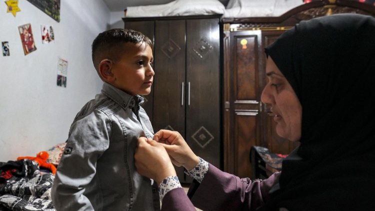 巴勒斯坦地区的病童准备去以色列的医院