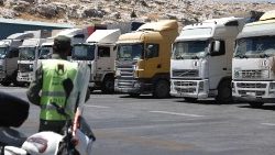 Camiones de ayuda en el paso fronterizo de Bab al Hawa, cerrado desde el lunes 10 de julio (Omar Haj Kadour / Afp)