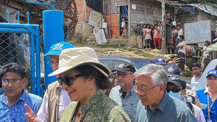 UNHCR-Delegation beim Besuch eines Flüchtlingslagers für Rohingya-Flüchtlinge, die vor der Verfolgung in Myanmar fliehen