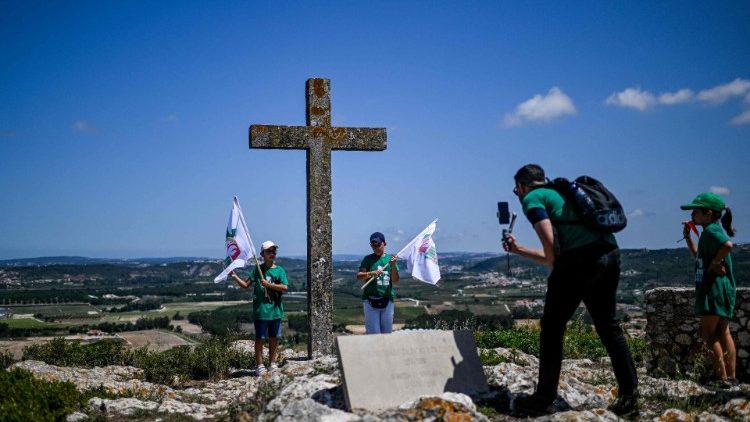 Kinder mit WJT-Fahnen posieren bei der Segnung von WJT-Symbolen in Alto da Rolica (Archivbild vom 13.7.) - aus aller Welt werden die Teilnehmer für das katholische Großereignis erwartet
