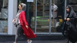 Frauen mit Schleier in Teheran