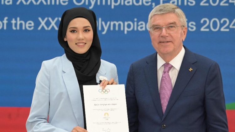 Masomah Ali Zada (links) und IOC-Präsident Thomas Bach