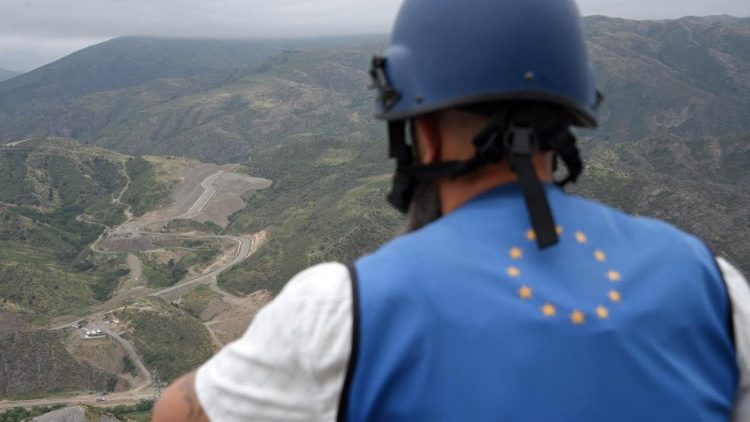 Ein EU-Beobachter schaut auf den Latschin-Korridor, die einzige Verbindung zwischen Armenien und Berg-Karabach
