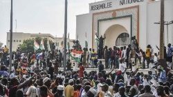Demonstranten treten in Niamey vor dem Parlament für die Junta ein, die in der Nacht auf Donnerstag in Niger die Macht übernommen hat