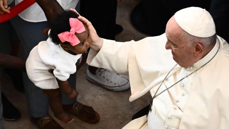 Papież Franciszek w parafii św. Wincentego a Paulo w Lizbonie w dzielnicy Serafina, 4 sierpnia 2023