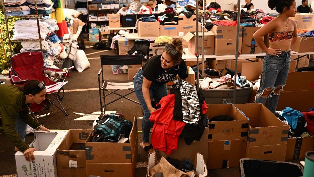 Voluntários classificam e organizam suprimentos doados para distribuir às vítimas de incêndios após incêndios florestais no oeste de Maui em Wailuku, Havaí, em 12 de agosto de 2023. (Photo by Patrick T. Fallon / AFP)