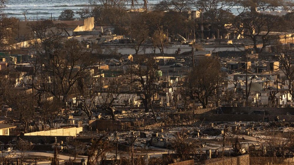 Casas e prédios queimados são retratados após um incêndio florestal, visto em Lahaina, oeste de Maui, Havaí, em 12 de agosto de 202 (Foto de Yuki IWAMURA/AFP)