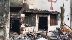 Igreja queimada nos arredores de Faisalabad em 16 de agosto de 2023, após um ataque de homens muçulmanos depois que uma família cristã foi acusada de blasfêmia. (Foto de Ghazanfar MAJID / AFP)