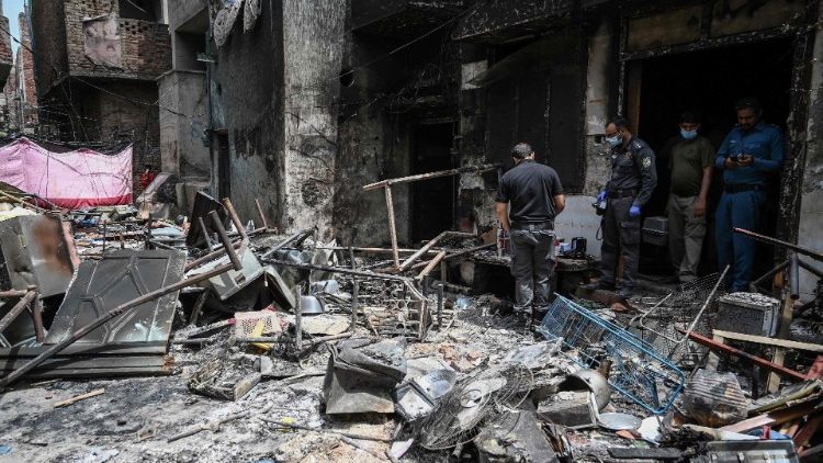 Polizeibeamte untersuchen eine zerstörte Kirche in Jaranwala