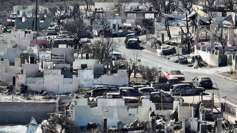 Em uma vista aérea, carros e casas queimados são vistos em um bairro que foi destruído por um incêndio florestal em 17 de agosto de 2023 em Lahaina, Havaí. (Photo by JUSTIN SULLIVAN / GETTY IMAGES NORTH AMERICA / Getty Images via AFP)