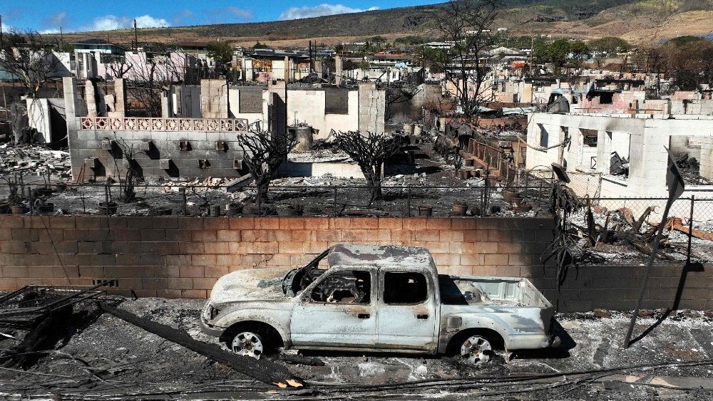 Em uma vista aérea, carros e casas queimados são vistos em um bairro que foi destruído por um incêndio florestal em 17 de agosto de 2023 em Lahaina, Havaí. (Photo by JUSTIN SULLIVAN / GETTY IMAGES NORTH AMERICA / Getty Images via AFP)