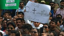 Protesty przeciwko atakom na społeczność chrześcijańską po wydarzeniach w Jaranwali, Karaczi, 18 sierpnia 2023 r.