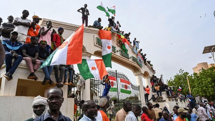 TOPSHOT-NIGER-COUP-DEMO