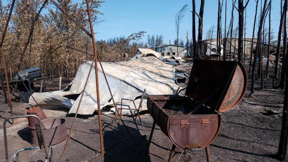 Restos carbonizados são vistos na beira da estrada ao lado da rodovia em Enterprise, Territórios do Noroeste, Canadá, em 20 de agosto de 2023. (Photo by ANDREJ IVANOV / AFP)