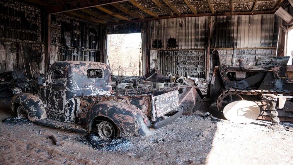 Restos carbonizados são vistos na beira da estrada ao lado da rodovia em Enterprise, Territórios do Noroeste, Canadá, em 20 de agosto de 2023 (Photo by ANDREJ IVANOV / AFP)